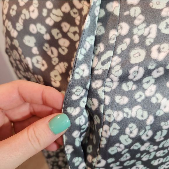 Alfani grey floral long sleeve button up blouse silky feel 100% polyester - Picture 5 of 9